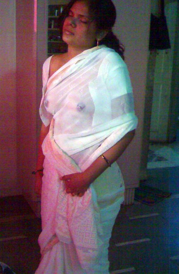 589px x 900px - Indian wife in wet saree getting horny - Indian Porn Photos