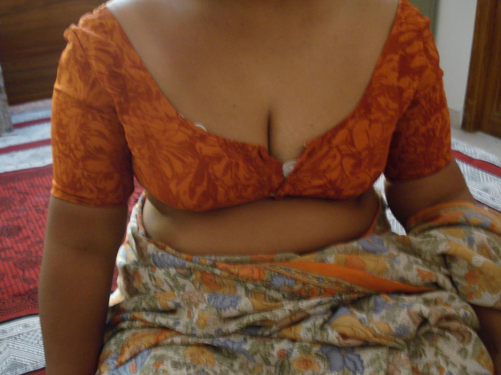 Porn Pics Homely Indian Wife Deepa Sexy Ass Show - Indian Porn Photos