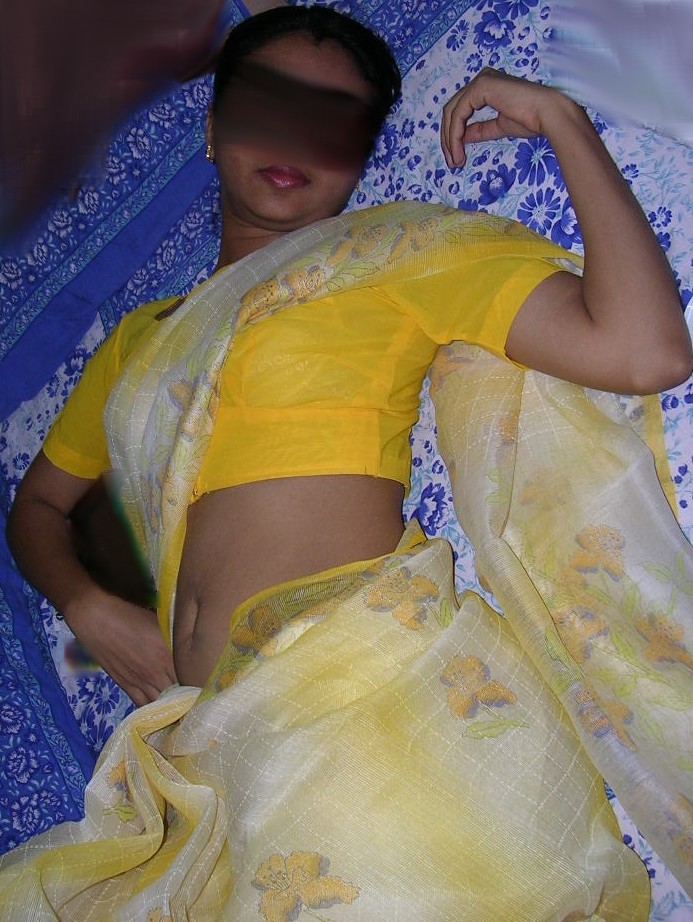 693px x 922px - Porn Pics Indian Bhabhi Ranjana In Saree Teasing Naked - Indian Porn Photos