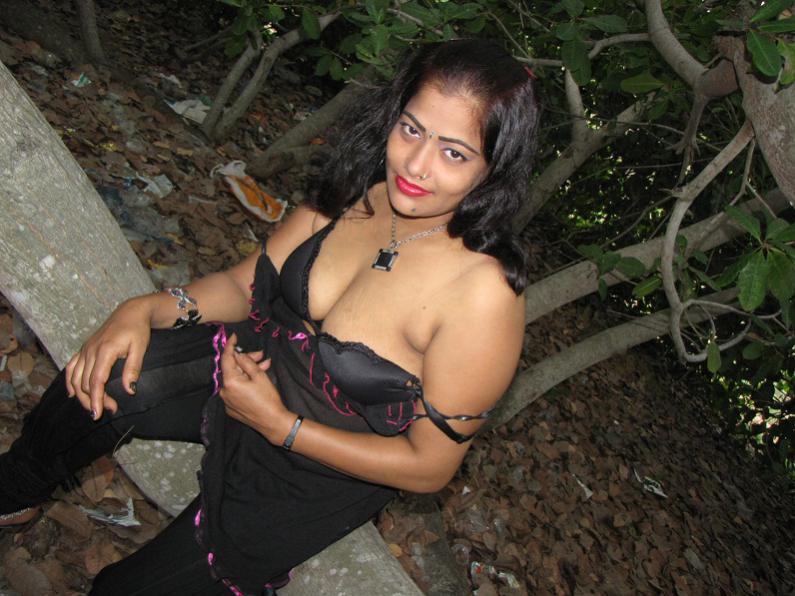 Mature Indian Slut Wife - Porn Pics Indian Slut Rajbala Desperate To Give Blowjob - Indian Porn Photos