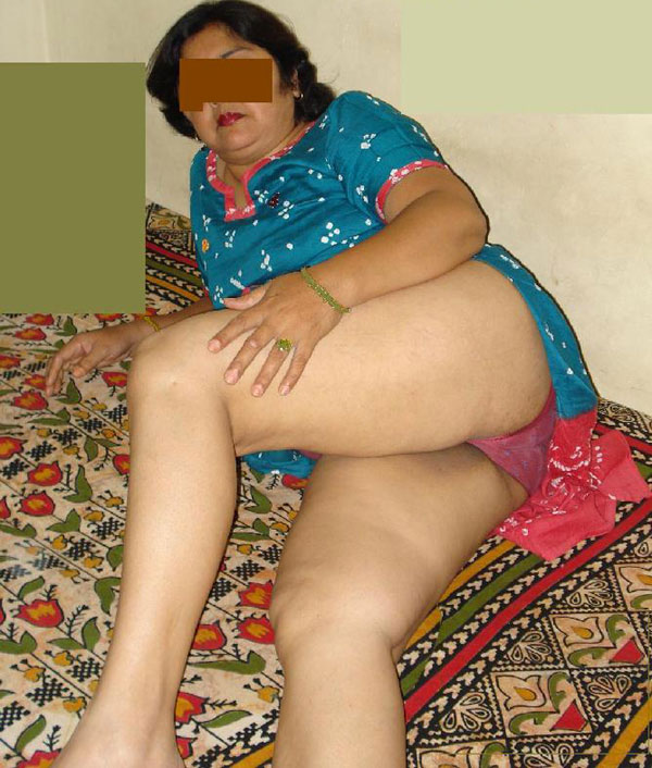 Mature Indian Juicy Aunty Laying Nude For Husband